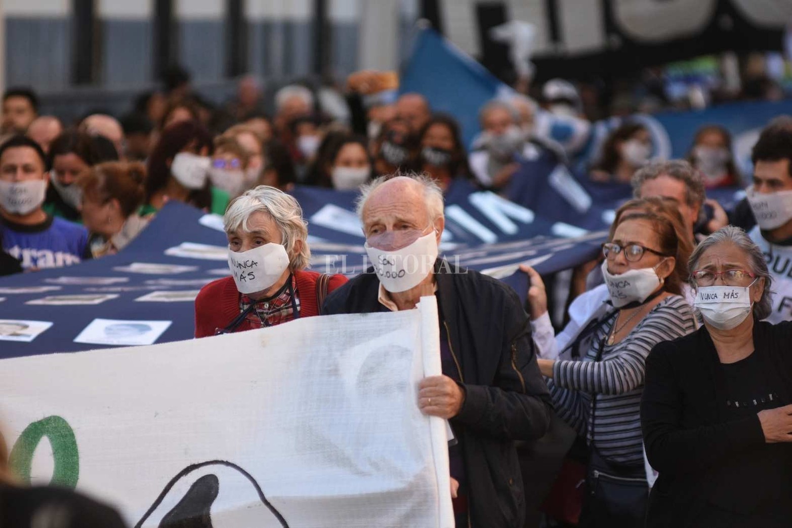 Centenares de santafesinos se movilizaron por el Día de la Memoria, Verdad y Justicia, en una marcha que comenzó en la Plaza del Soldado y se dirigió hasta la plaza 25 de Mayo.