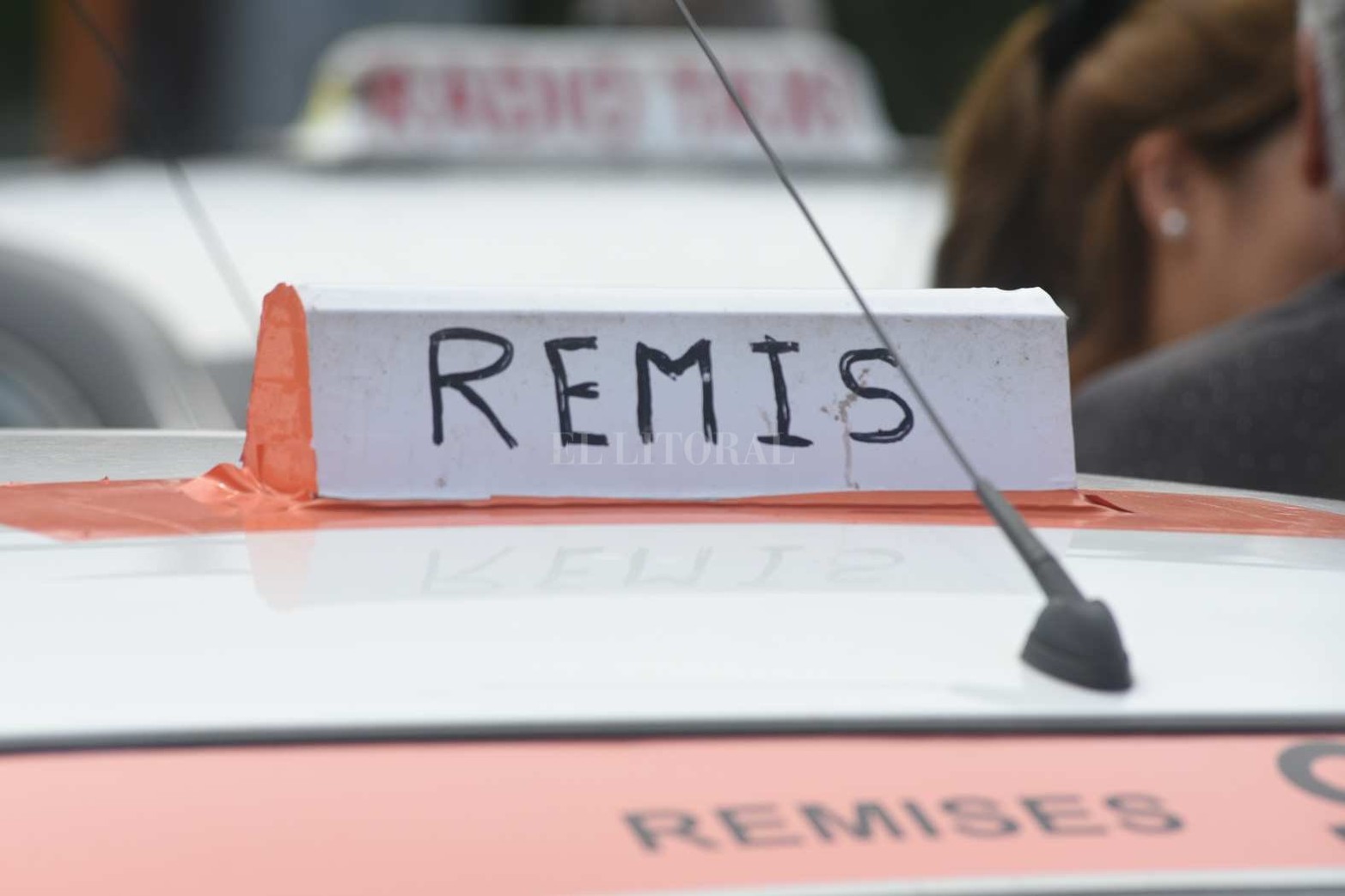 Caos y demoras. Protesta de taxistas santafesinos tras el ataque a un compañero
Los trabajadores se concentran en el rulo de Cilsa. Cortan el tránsito a Santo Tomé. Reclaman una respuesta a las autoridades.