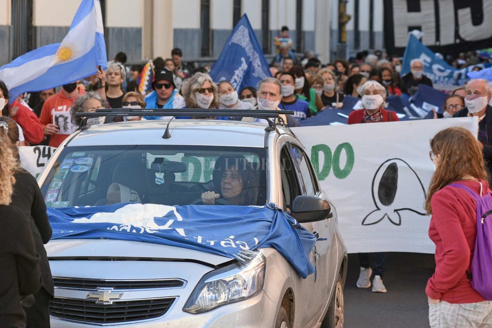 Centenares de santafesinos se movilizaron por el Día de la Memoria, Verdad y Justicia, en una marcha que comenzó en la Plaza del Soldado y se dirigió hasta la plaza 25 de Mayo.