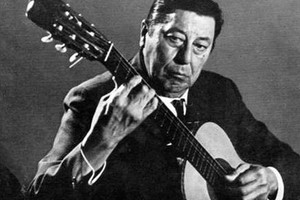 ELLITORAL_443301 |  Archivo Atahualpa Yupanqui en 1944 graba  El arriero . Dos octosílabos definen la pasión argentina por la flagelación, la resignación, el masoquismo y la canción de protesta:  Las penas son de nosotros / las vaquitas son ajenas  ¿Qué más?