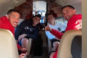 ELLITORAL_444996 |  Gentileza La foto de los cuatros es de la fecha que viajaron para enfrentar a Brasil en medio de la polémica si podían ingresar o no al país vecino.