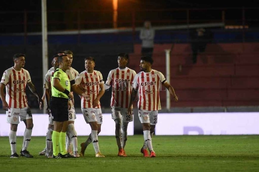 ELLITORAL_448107 |  Mauricio Garín El momento en el que Espinoza expulsa de la cancha a Emanuel Brítez.