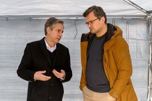 Gentileza Anthony Blinken junto a Dmytro Kuleba.