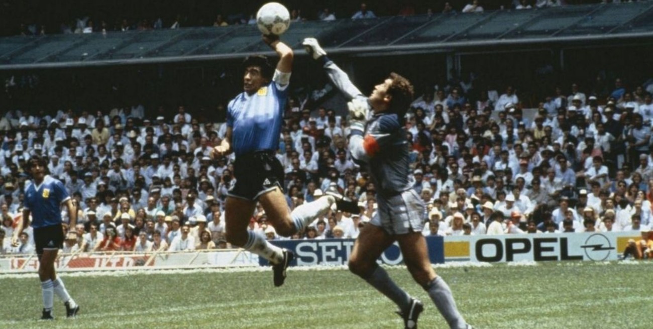 Subastan la camiseta que Diego Maradona usó en "la mano de dios" y "el gol del siglo"