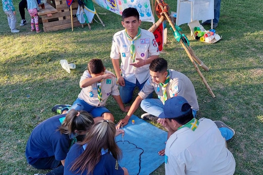 ELLITORAL_448782 |  Gentileza Grupo Scout La Loma Una actividad artística realizada al aire libre por los  gurises  scout.
