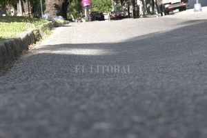 ELLITORAL_442962 |  Captura de video - CYD Litoral Bulevar y Alberdi. Desde hace meses el pavimento- sobre la izquierda- está hundido.