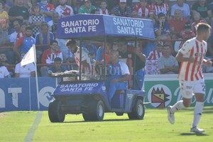 Eduardo Seval Emanuel Brítez retirado en el vehículo de asistencia médica.