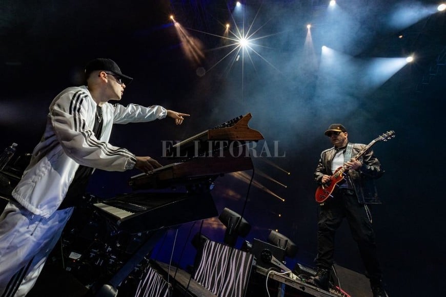 ELLITORAL_445191 |  Gentileza Guido Adler Bizarrap invitó a Gaspar Benegas (guitarrista de Los Fundamentalistas del Aire Acondicionado) para interpretar  Ji ji ji , un momento que se volvió viral.