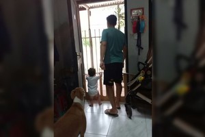 Evangelina Bermúdez CASADORES DE IMÁGENES - Benchi y su papá observando la tormenta