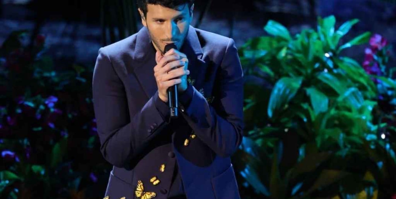 Sebastián Yatra cantó "Dos oruguitas" durante la gala de los Premios Oscar 2022 