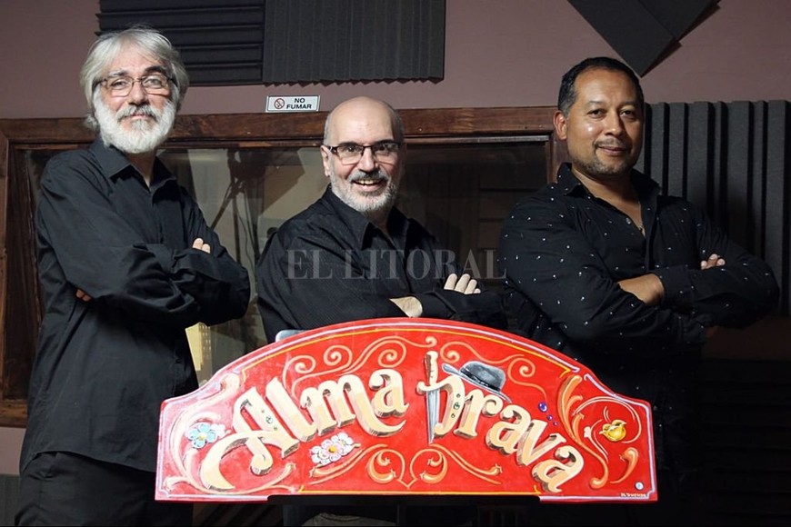 ELLITORAL_441320 |  Gentileza producción Alma Brava se integra con Cristian Ruiz en guitarra y dirección, Diego Saavedra en bandoneón y Eduardo Pedruelo en piano eléctrico.