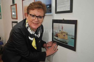 ELLITORAL_447671 |  Archivo - Flavio Raina Silvia Barrera junto a la foto del rompehielos-hospital Irizar,  su casa  y de otras cinco instrumentadoras quirúrgicas en los días de mayor combate en Malvinas.