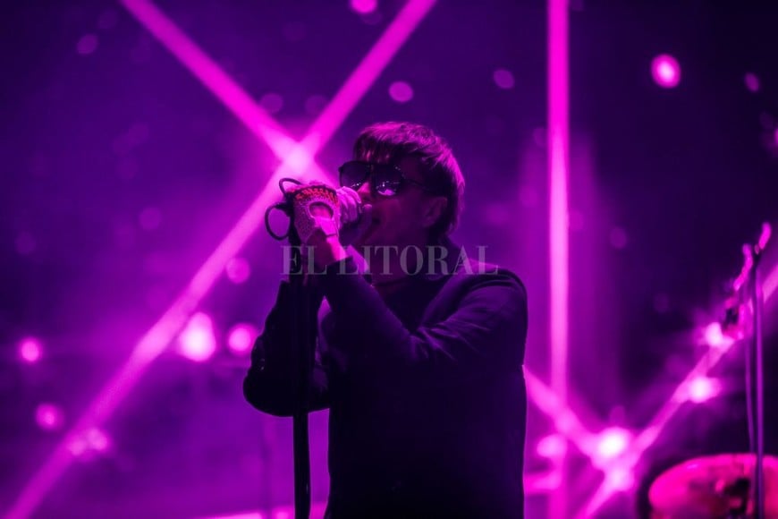 ELLITORAL_445173 |  Gentileza Lollapalooza Argentina Julian Casablancas de The Strokes, con su particular forma de comunicarse con la audiencia, en el primer show del año para la banda neoyorquina.