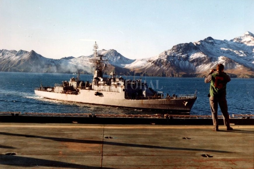 ELLITORAL_444261 |  Gentileza del autor El ARA Guerrico durante la operación en las Georgias.