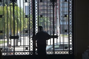 Flavio Raina INSTANTÁNEA -  Al cuidado de la Casa Gris