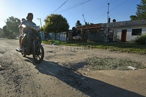 ELLITORAL_444720 |  Pablo Aguirre ¡Cuidado! Un motociclista pasa despacio, esquivando un pozo grande en dimensiones. Cuando llueve, el sector se convierte en un lodazal.