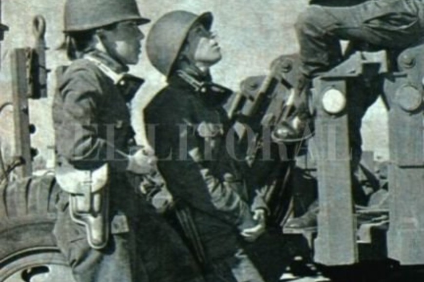 ELLITORAL_447926 |  Gentileza Enfermeras VGM, de izq. a der: Alicia Reynoso, Stella Morales, Gisela Basler. Comodoro Rivadavia, 1982. Revista Radiolandia 2000.