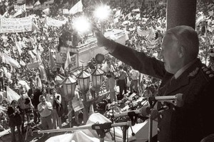 ELLITORAL_447804 |  Gentileza La Plaza de Mayo llena de argentinos festejando la Guerra y El Balcón mal usado son imágenes que nadie quiere recordar, que andamos queriendo olvidar.