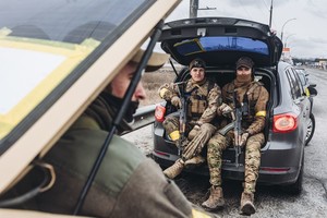 ELLITORAL_441472 |  Xinhua/Diego Herrera Soldados ucranianos en Irpin. Casi todos los integrantes de la OTAN anunciaron el envío al gobierno de Ucrania de moderno armamento, incluyendo críticos sistemas portátiles antitanque y antiaéreos.