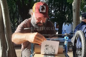 ELLITORAL_449239 |  Gentileza Fernando Polito El maestro quilmeño llegará para enseñar las técnicas de matricería para estas estampas características de la identificación de libros.