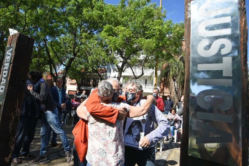 ELLITORAL_445800 |  Pablo Aguirre El sentido abrazo entre familiares de víctimas de la última dictadura militar, hace 46 años.