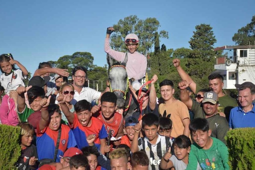 ELLITORAL_443171 |  Pablo Aguirre Encimado... muy encimado por toda su gente.