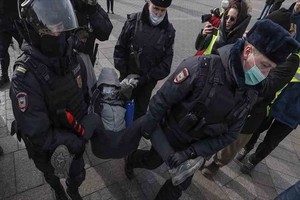 ELLITORAL_441572 |  EFE Policía de Moscú reprimiendo a manifestantes.