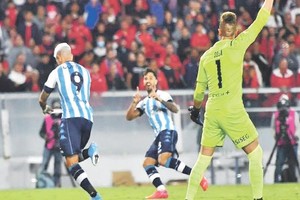 ELLITORAL_444674 |  Gentileza Avellaneda tiene dueño. Racing venció a Independiente en el Libertadores de América con goles de Hauche y Copetti.