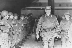 Archivo El 2 de abril de 1982 la dictadura decidió pasar de las negociaciones diplomáticas a la invasión militar. Si en el orden interno se habían dado el lujo de cometer los atropellos más salvajes sin rendir cuentas, pensaron que la impunidad también se extendería a sus atropellos fuera de las fronteras.