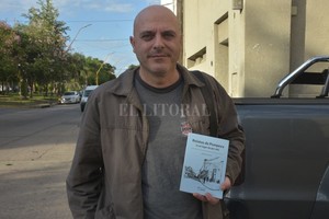 ELLITORAL_447097 |  Flavio Raina Chispa.  Comencé a escribir el libro sin saber que comenzaba a escribir un libro. Corría el mes de abril de 2013 y pensé en un relato a modo de respeto por los 10 años de la inundación de Santa Fe , dice Dicosimo.