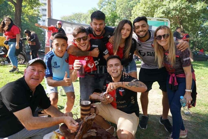 ELLITORAL_444973 |  Fernando Nicola Los hinchas sabaleros disfrutaron la previa en el Parque Sur