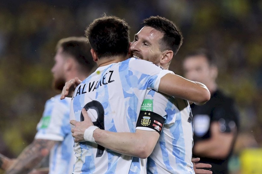 ELLITORAL_446925 |  Reuters Julian Alvarez celebra el gol con Lionel Messi
