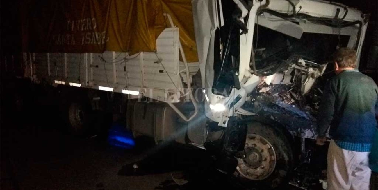 Choque de camiones en la autopista Santa Fe - Rosario