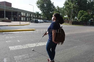 ELLITORAL_444422 |  Luis Cetraro. Riesgoso. Esta mujer trabaja en la UTN y cada vez que debe cruzar la Costanera se expone a la posiblidad de un accidente.
