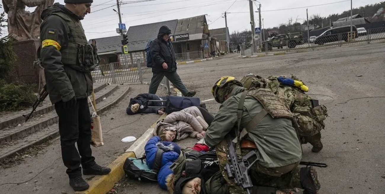 Civiles ucranianos fueron bombardeados por las tropas rusas mientras eran evacuados