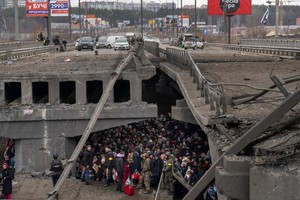 ELLITORAL_441290 |   Una multitud de ucranianos bajo un puente destruido a las afueras de Kiev.