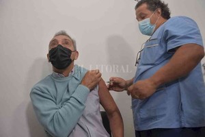 ELLITORAL_446010 |  Flavio Raina El secretario de Salud recibió su dosis antigripal, en el vacunatorio del hospital Iturraspe.
