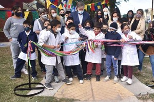 Gentileza El intendente Emilio Jatón encabezó la presentación de las obras, que se ejecutaron con un presupuesto superior a los $7 millones. En la foto, el momento del corte de cinta con los alumnos.