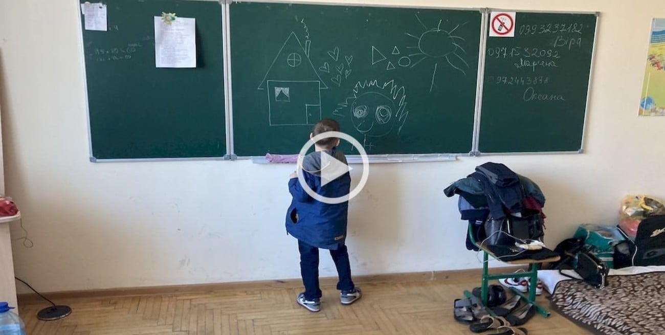 Una escuela ucraniana continúa dando clases mientras atiende a refugiados 