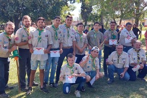 ELLITORAL_448781 |  Gentileza Grupo Scout La Loma Junto a los coordinadores y vecinos, algunos integrantes del grupo muestran los diplomas de distinción.