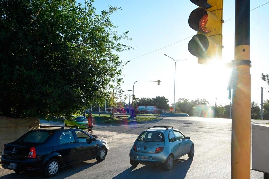 ELLITORAL_444030 |  Pablo Aguirre Los autos pasan sin indicación de detenerse o seguir hacia la ruta 1.