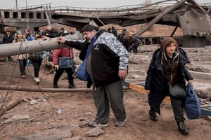 ELLITORAL_441699 |  Reuters Los residentes locales se abren paso después de cruzar un puente destruido mientras evacuan su ciudad en Irpin, cerca de Kiev, Ucrania, el 7 de marzo de 2022.