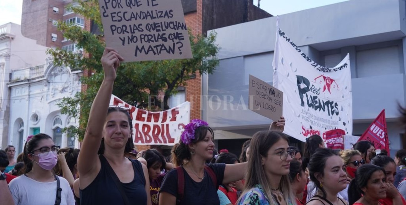 Las mujeres de Santa Fe marcharon para bajar a la provincia del podio de femicidios