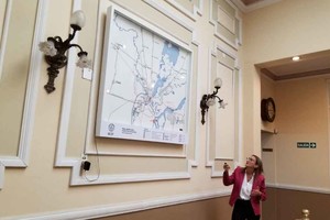 Gentileza Trenes e hidrovía desde el Norte a los puertos el sur provincial y el océano; Autovía 19 hacia el Oeste y proyectarse al Pacífico; Autovía 18 port Entre Ríos al Este con un nuevo puente sobre el Paraná. Lucrecia D´Jorge explicó sobre el mapa el juego crucial del Santa Fe.