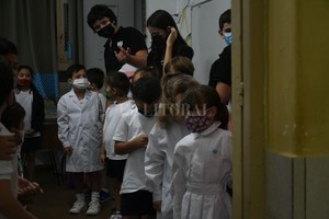 ELLITORAL_443031 |  Flavio Raina La escuela es el lugar donde la igualdad de oportunidades es justamente que todos aprendan a leer y escribir, a comprender un texto, que desarrollen un pensamiento crítico, que puedan analizar situaciones problemáticas y que puedan expresar su opinión.