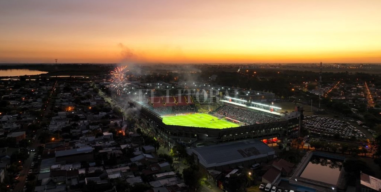 Noche de Copa Libertadores: Colón-Peñarol, desde el drone de El Litoral