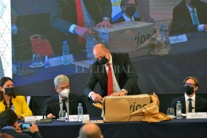 Flavio Raina El mandatario santafesino estuvo acompañado por el ministro de Economía, Walter Agosto, y por Christian Asinelli, del CAF, entidad que proveerá la mayor parte del financiamiento.