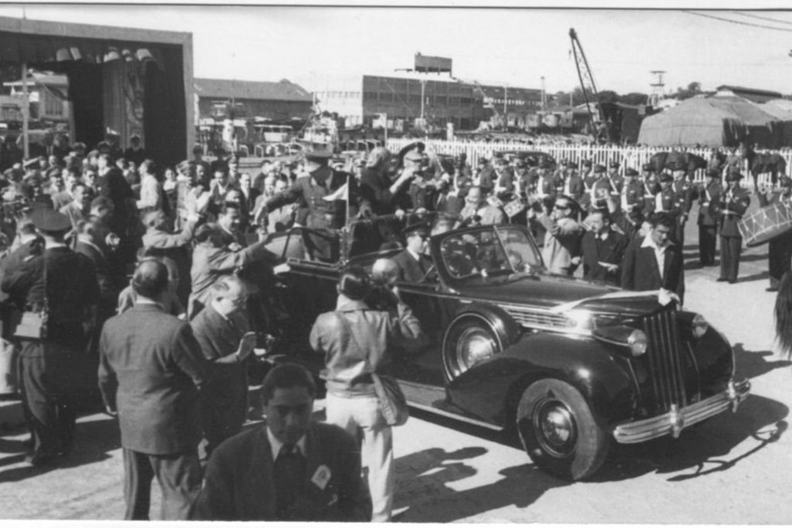ELLITORAL_446309 |  Birri Evita y Perón salen del Puerto de Santa Fe, en su visita a la ciudad en el año 1947.