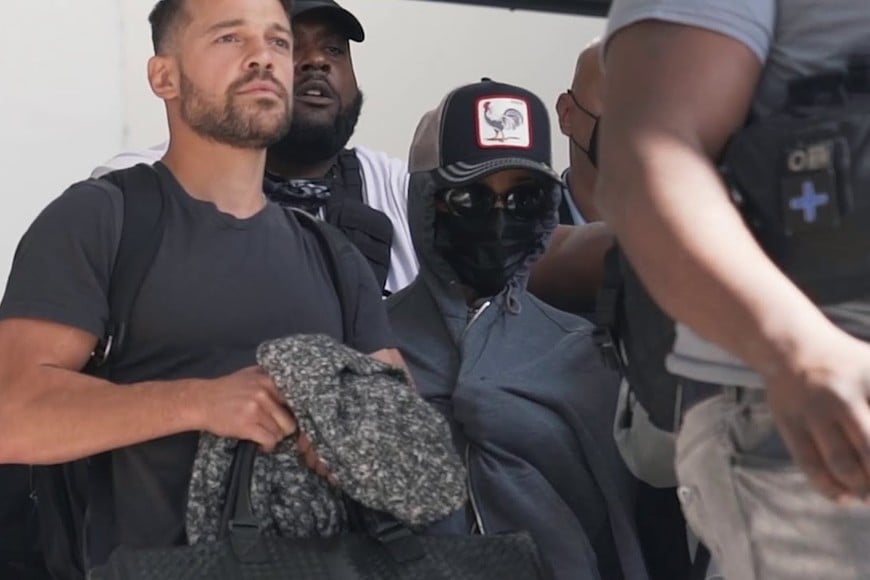 ELLITORAL_445891 |  Gentileza Completamente cubierta, así fue cómo salió Doja Cat del hotel.