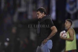 ELLITORAL_442462 |  Ignacio Izaguirre Julio Falcioni tuvo que tocar nombres y esquemas para jugar el segundo tiempo del lunes en Victoria. El equipo jugó mal y habrá cambios para ir a la Fortaleza.